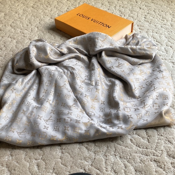 Louie Vuitton wool/silk monogram shawl. Silver and gold - Picture 10 of 11
